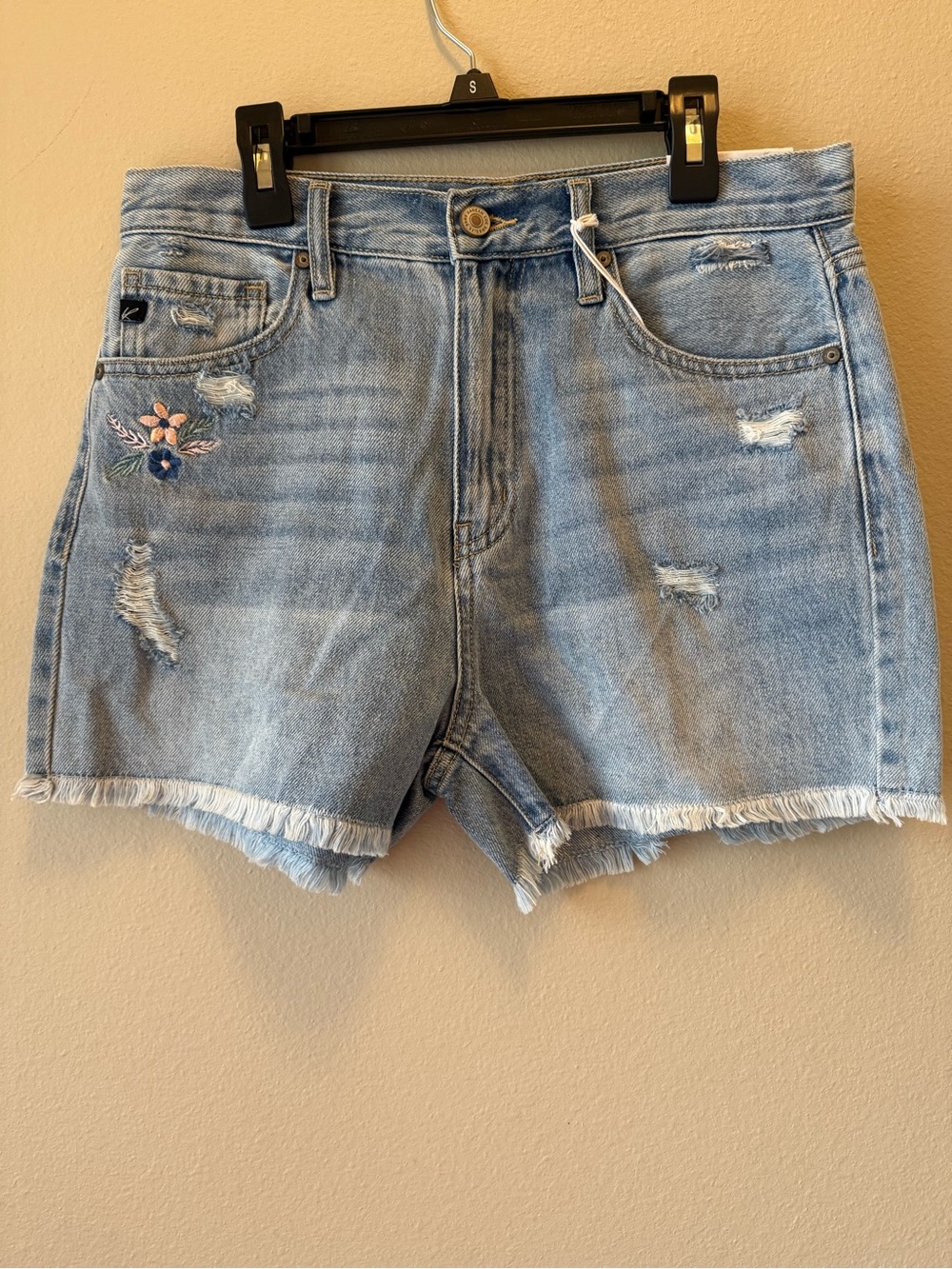NWT KanCan Floral Accent Embroidered Jean Shorts Lt Wash Floral Distressed Sz MD